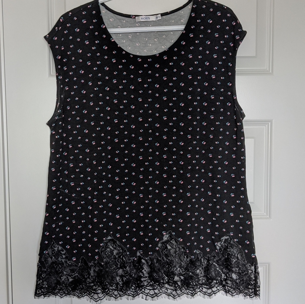 🌻4/$10 - NWOT Floral and Lacey shirt